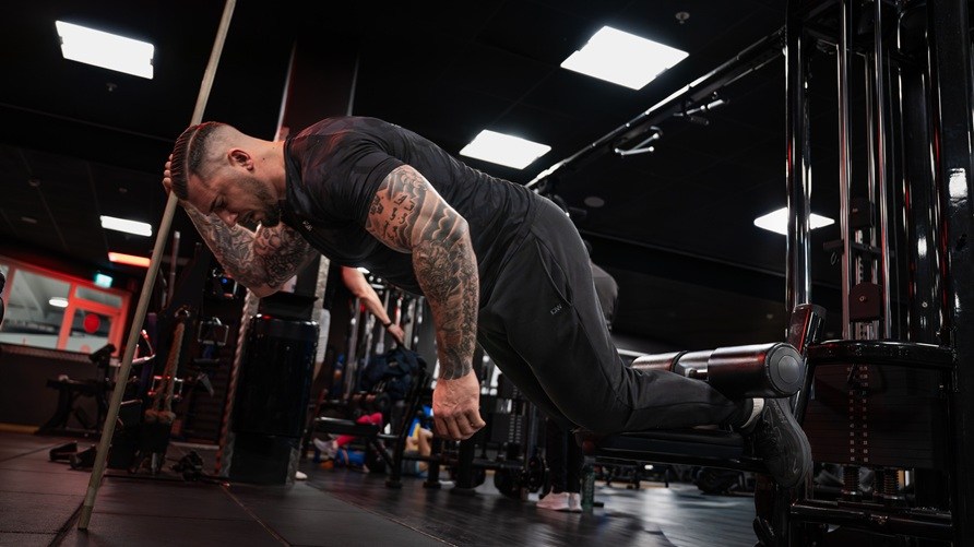 En man utf�r tr�nings�vningen "finnen".